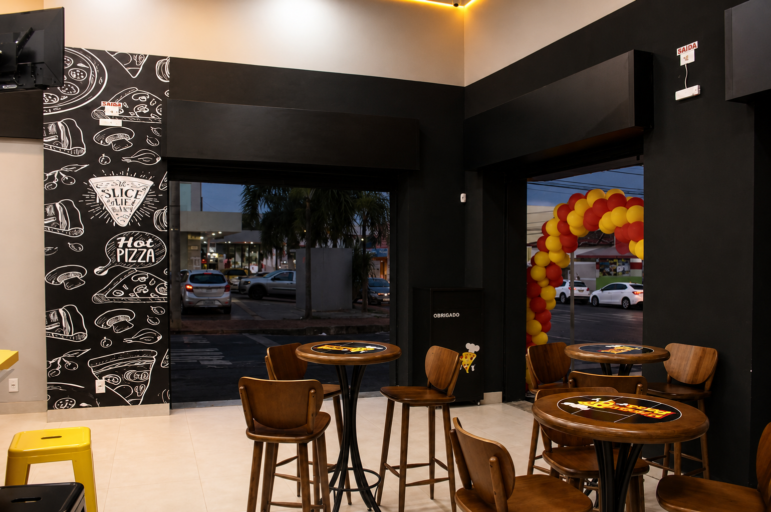 Área interna da Happy Pizza Tubalina em Uberlândia